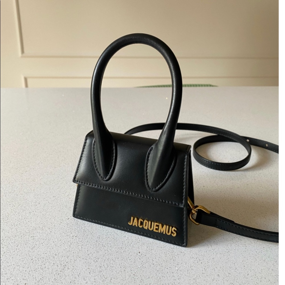 Le Chiquito Mini tote bag in Black. Love it
love it love it